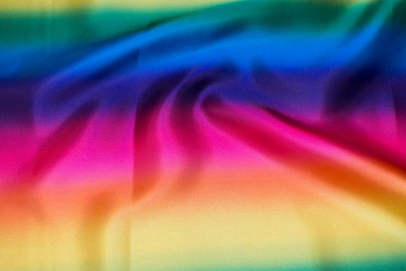 Polyestersatin i klare regnbuefarver |